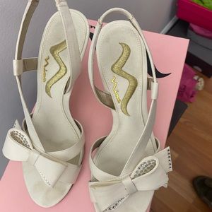 White, size 6 satin dress shoe